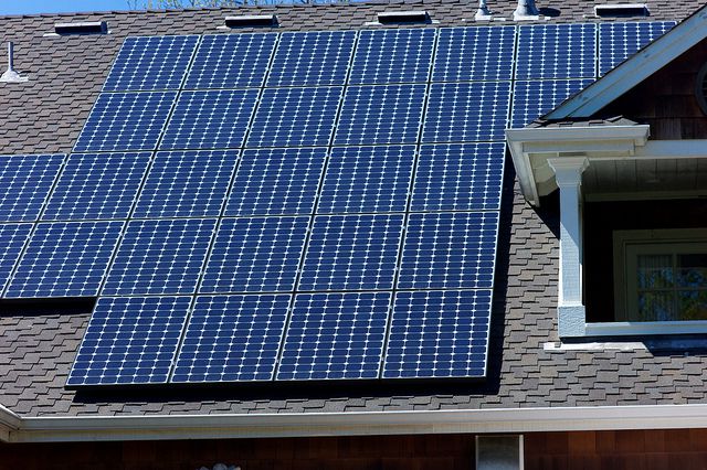 Con solare termico, fotovoltaico e batterie si risparmia il 60% delle bollette